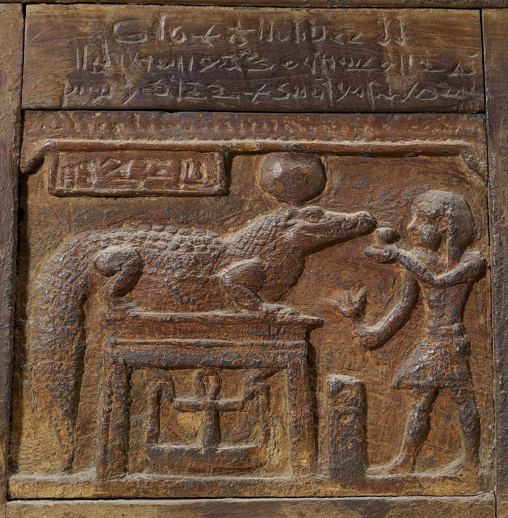 Sacerdote realizando una ofrenda a Sobek, relieve del siglo i a. C.
