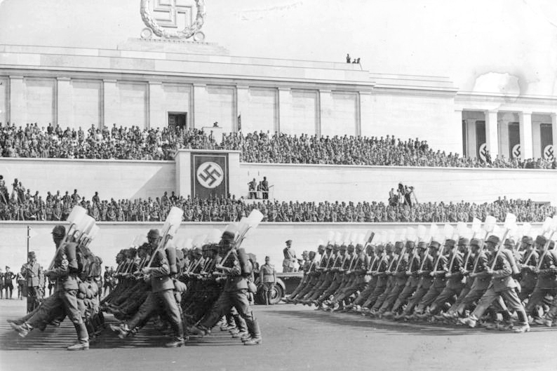 El régimen nazi fomentaba los desfiles militares y de diversos sectores de la sociedad (estudiantes, trabajadores, etc.) para mostrar el orden y la disciplina del pueblo alemán y su adhesión ciega e incondicional a Hitler.