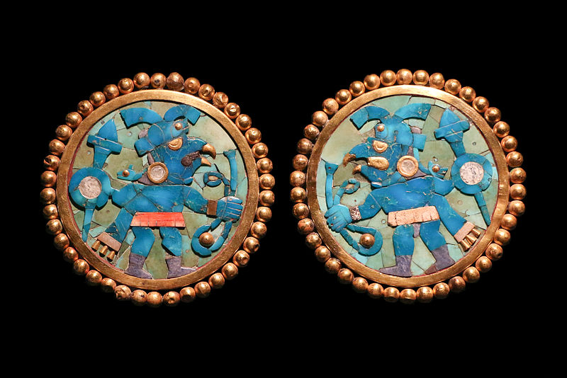 Orejeras de oro y turquesa con representación de guerreros moche.