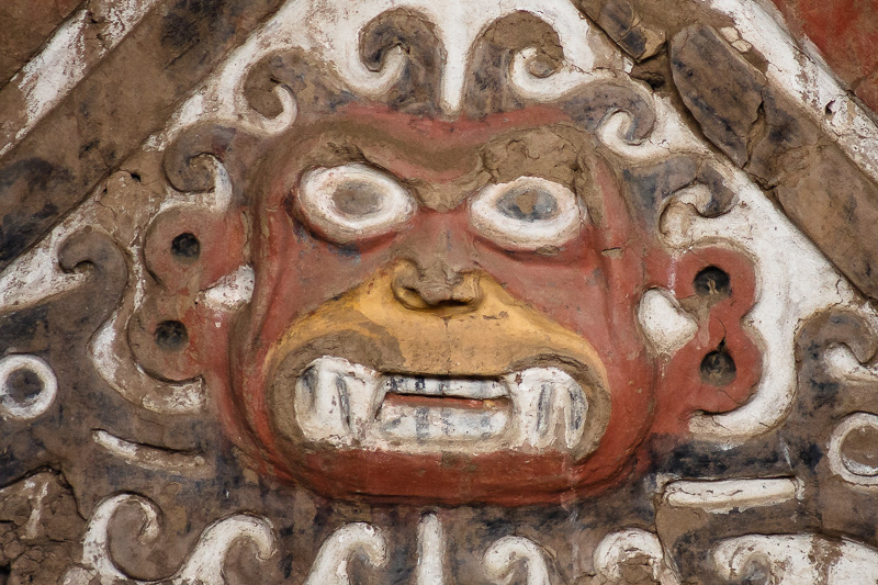 Relieve pintado que representa a Ai Apaec en la Huaca de la Luna.