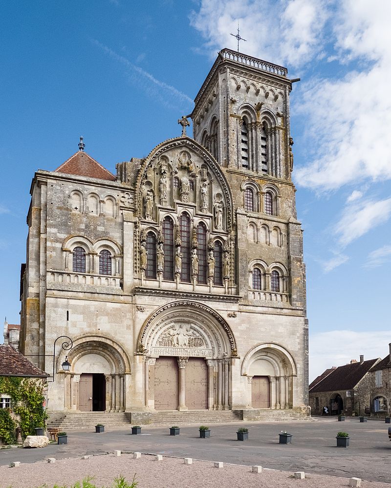 La Basílica de la Madeleine en Vézelay, construida en 1037 en Francia.