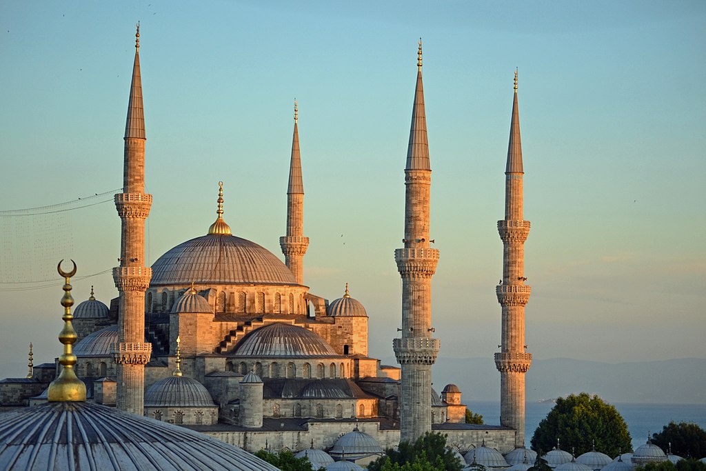 La Mezquita Azul, en Estambul, Turquía, la cual fue inaugurada en 1617. Tiene 6 minaretes o torres desde cuyas terrazas un miembro de la mezquita, llamado almuédano, convoca a la oración 5 veces por día.