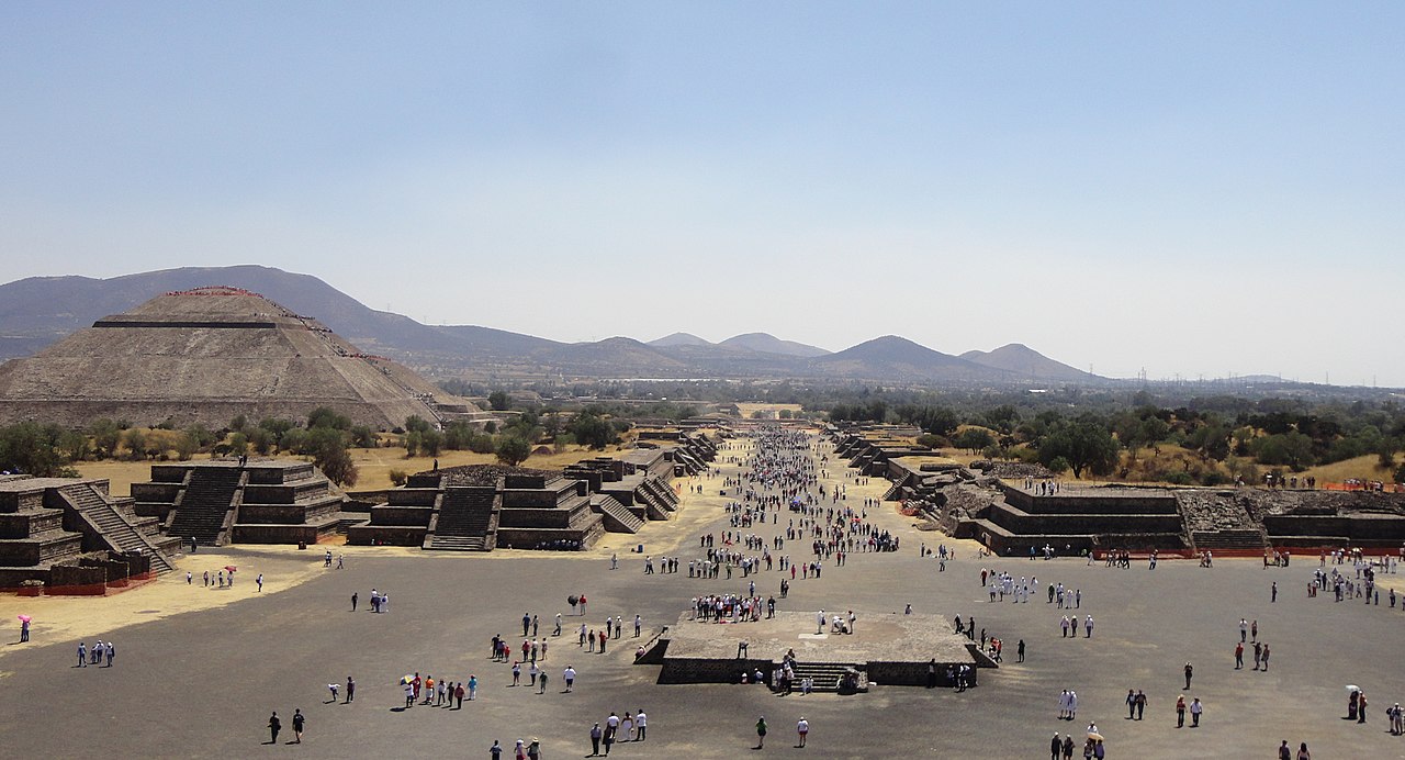 Calle (o calzada) de los Muertos y Pirámide del Sol en el centro ceremonial de Teotihuacán.