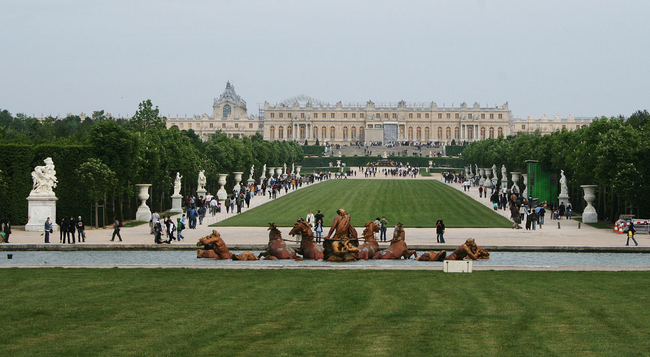 Palacio de Versalles y sus jardines (inicio 1623), obra de Louis Le Vau, Jules-Hardouin Mansart y André Le Notre.