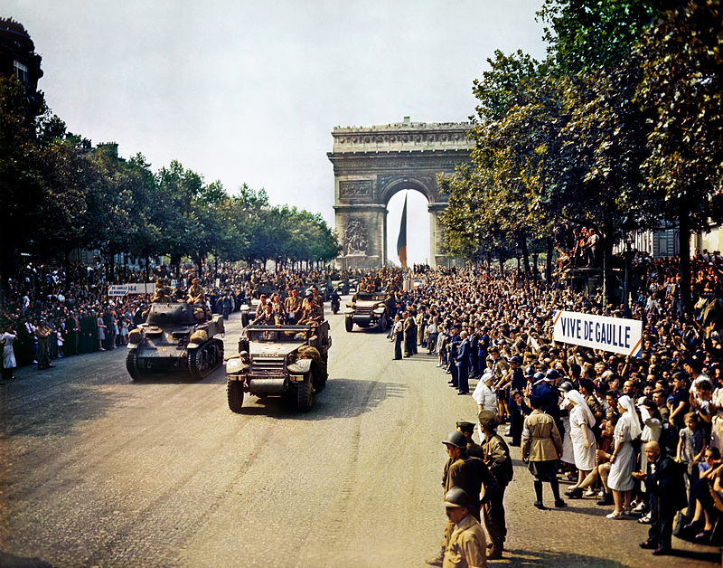 Entrada de los aliados en París, el 26 de agosto de 1944. Participaron del desfile militar tropas de los Estados Unidos, Francia, Gran Bretaña y una unidad integrada por españoles republicanos exiliados.
