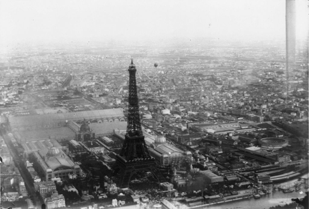 Vista aérea de la Exposición Universal de París de 1889. La torre Eiffel, construida para esa ocasión, es un ejemplo de la arquitectura de hierro desarrollada a partir de la Segunda Revolución industrial.
