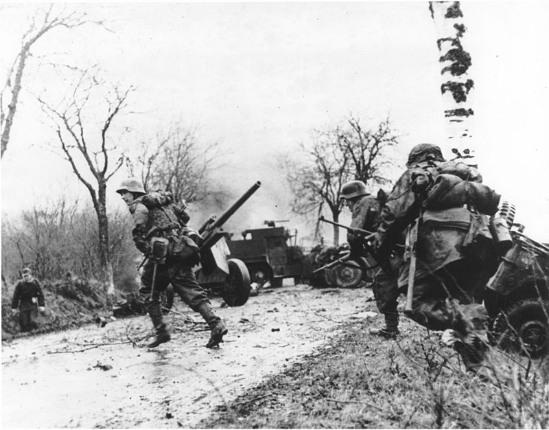 Tropas alemanas avanzando a través de los bosques de las Ardenas, diciembre de 1944.