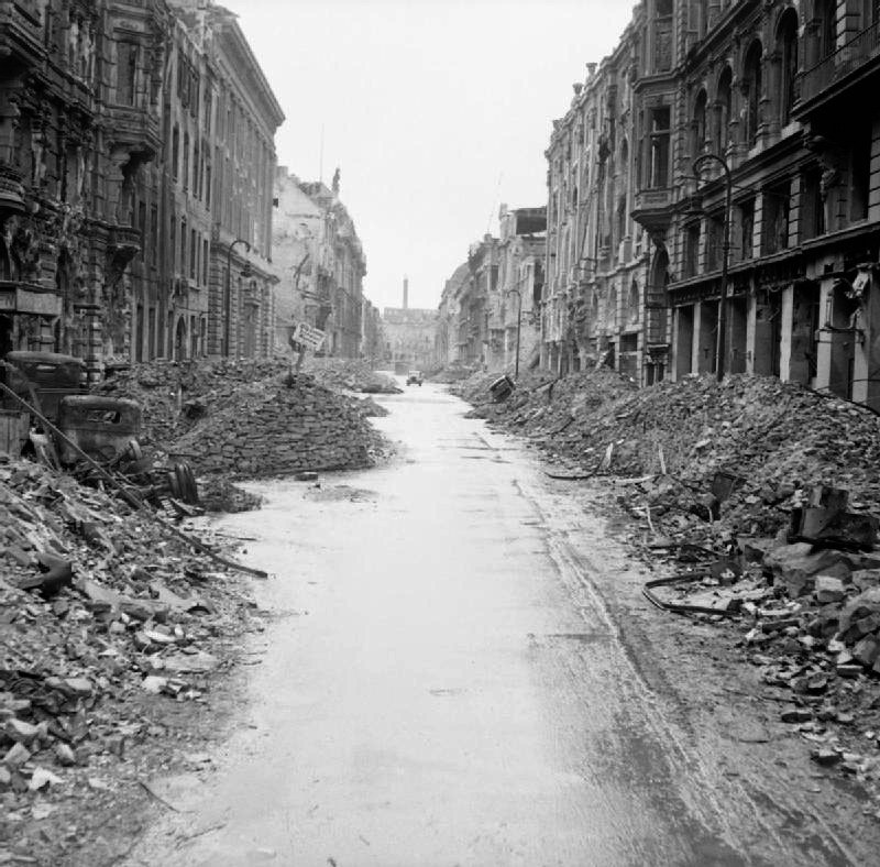 Una calle de Berlín en mayo de 1945, tras la caída de la ciudad en manos de los soviéticos.
