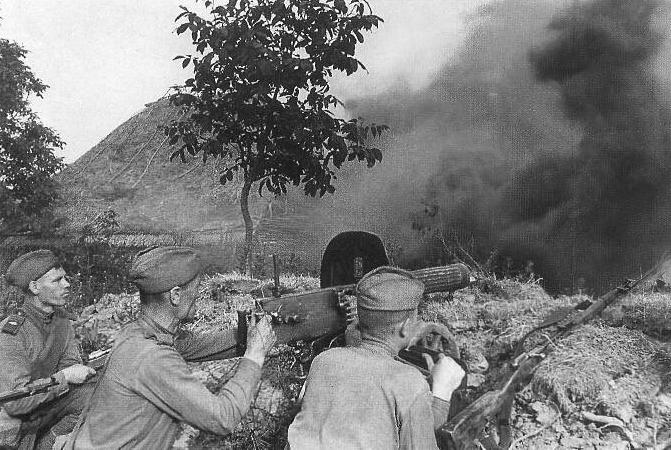 Soldados soviéticos disparando con una ametralladora durante la batalla de Kursk.