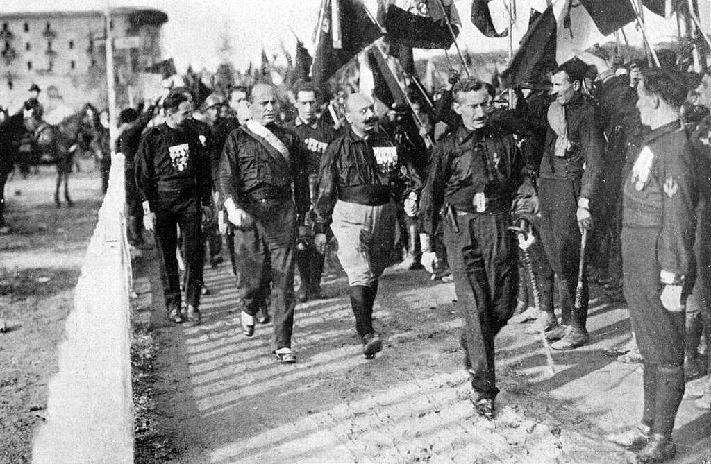 Los camisas negras con Michelle Bianchi, Cesare María de Vecchi y Benito Mussolini en la cabecera, protagonizando una movilización callejera en Bologna, 1922.