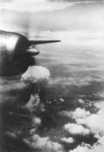 Hongo atómico sobre la ciudad de Hiroshima, fotografiado por uno de los bombarderos estadounidenses escoltas del B-29 Enola Gay, quien arrojó la bomba