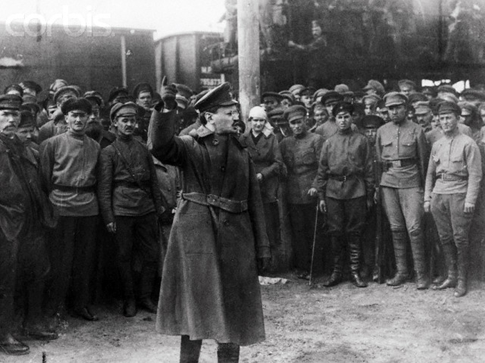 León Trotski arengando a la Guardia Roja, el 1 de enero de 1920. La Guardia Roja fue la base del Ejército Rojo creado por Trotski.