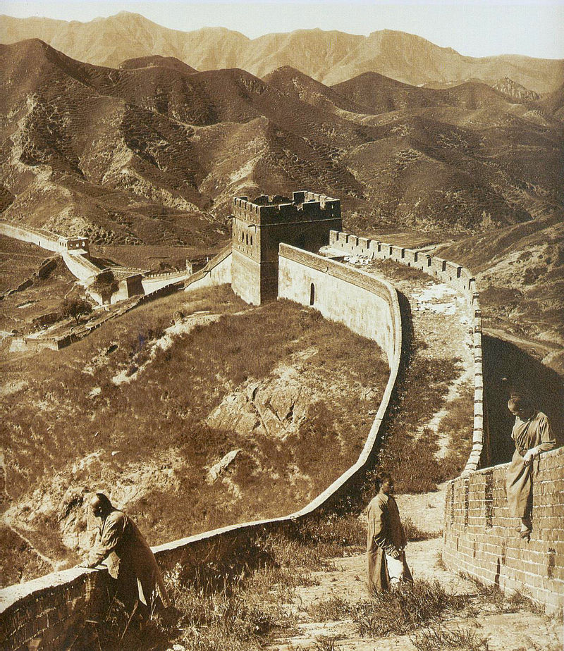 Vista panorámica de la Gran Muralla China en 1907. En tiempos de Qin Shi Huang estaba construida con muros de tierra, durante los siglos siguientes los muros fueron reemplazos por piedras.