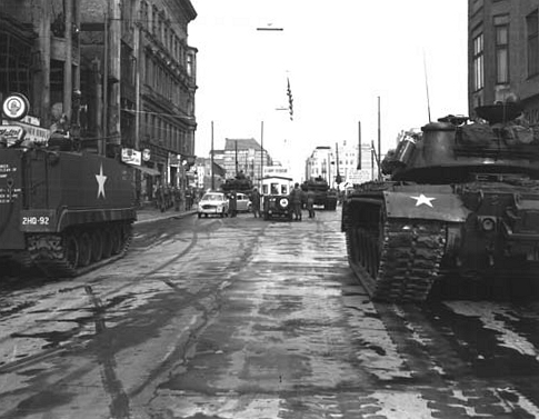 Tanques soviéticos frente a blindados estadounidenses en Berlín, 1961, durante la Guerra Fría.