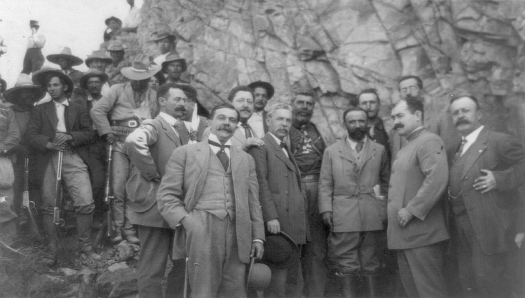 Francisco Madero y otros líderes insurgentes, en 1911, durante la Revolución mexicana. Esta guerra civil desangró a México entre 1910 y 1920.