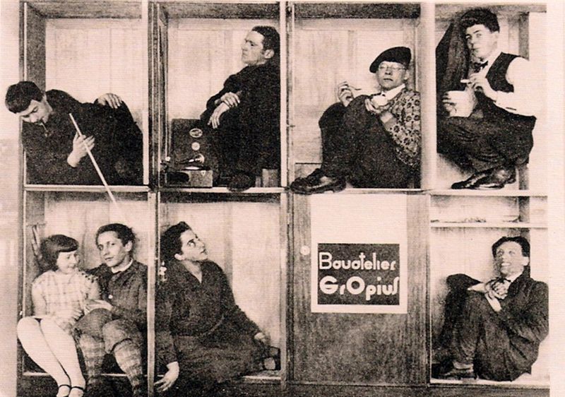 Grupo de alumnos de la Bauhaus en Dessau, 1928.