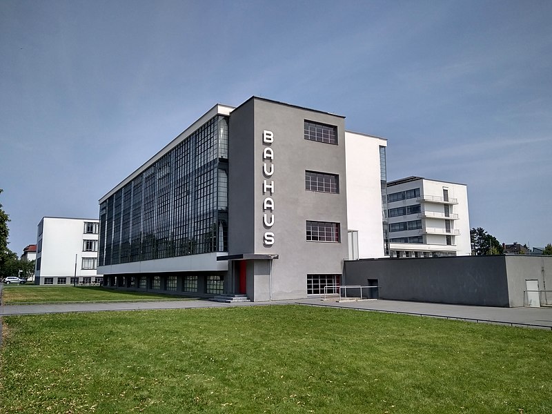 Fachada de la sede de la escuela en Dessau, a la derecha se observan los departamentos de los alumnos.