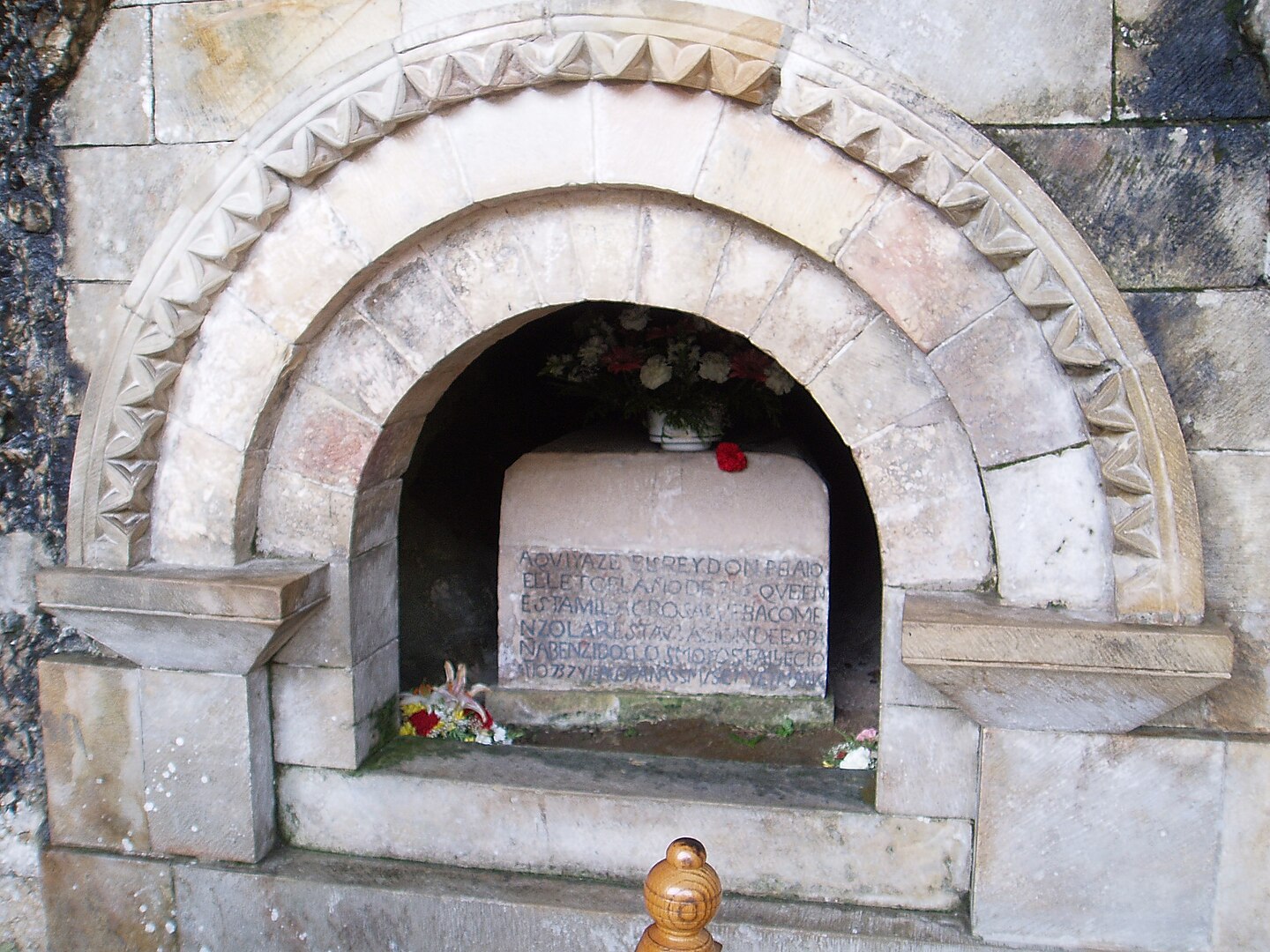 Tumba de Pelayo en la Cueva de Covadonga. El rey asturiano fue sepultado en la Iglesia de Santa Eulalia, situada en la localidad de Abamia. En el siglo XIII Alfonso X el Sabio, rey de Castilla y León, ordenó el traslado de sus restos al lugar donde se encuentran en la actualidad.