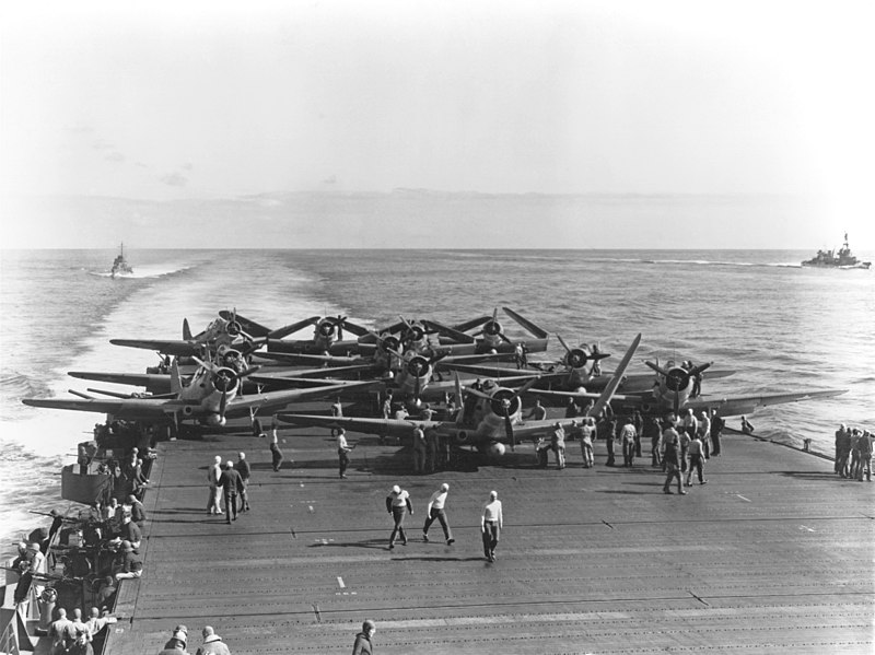 Pilotos estadounidenses del portaaviones Enterprise preparándose para despegar en sus bombarderos Douglas SBD Dauntless.