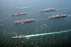 La Séptima Flota de los Estados Unidos navegando en aguas del golfo Pérsico, durante la guerra del Golfo.