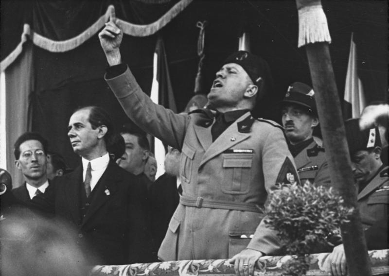 Mussolini dando un discurso político en la plaza principal de Milán, en mayo de 1930. El Duce tenía gran capacidad para la oratoria, con la cual podía mantener hipnotizadas a las multitudes durante horas.