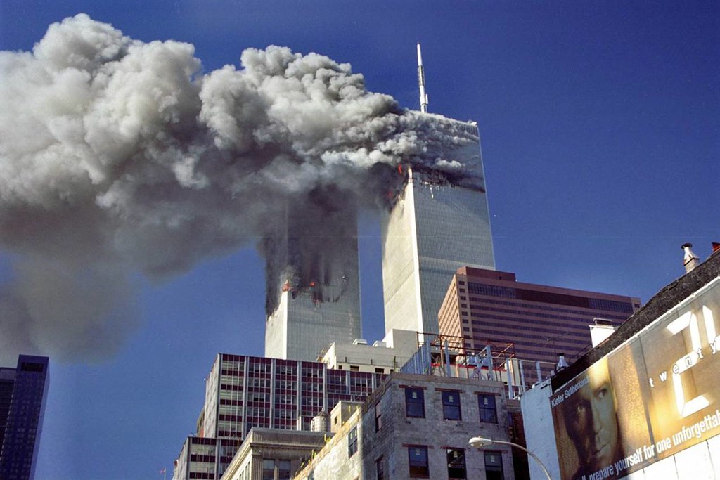 Las dos torres del World Trade Center en Nueva York incendiándose luego de los impactos. Fotografía por Cyril Attias.