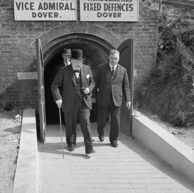 Visita de Winston Churchill a un establecimiento de la marina inglesa durante la guerra.