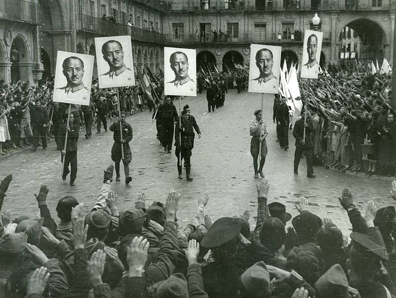 Desfile realizado en la Plaza Mayor de Salamanca para festejar la toma de la ciudad de Gijón por las tropas de Franco, en 1937, durante la guerra civil española.