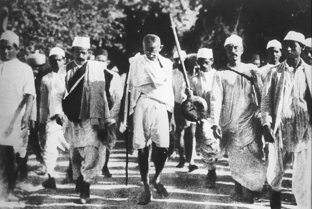 Gandhi encabezando la Marcha de la Sal, durante 1930.