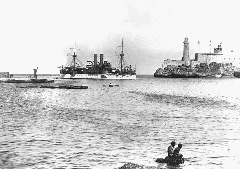 El acorazado estadounidense Maine entrando en el puerto de La Habana, en enero de 1898. Su explosión, un mes después, fue el pretexto que utilizó el Gobierno de los Estados Unidos para declarar la guerra a España.