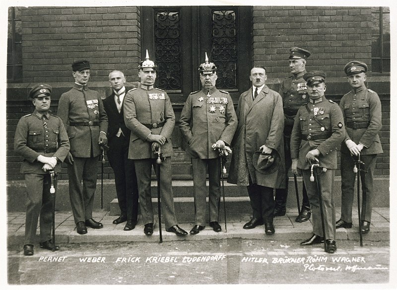 Hitler y otros miembros del Partido Nacional Socialista durante el juicio en su contra por el frustrado golpe de Estado de 1923.