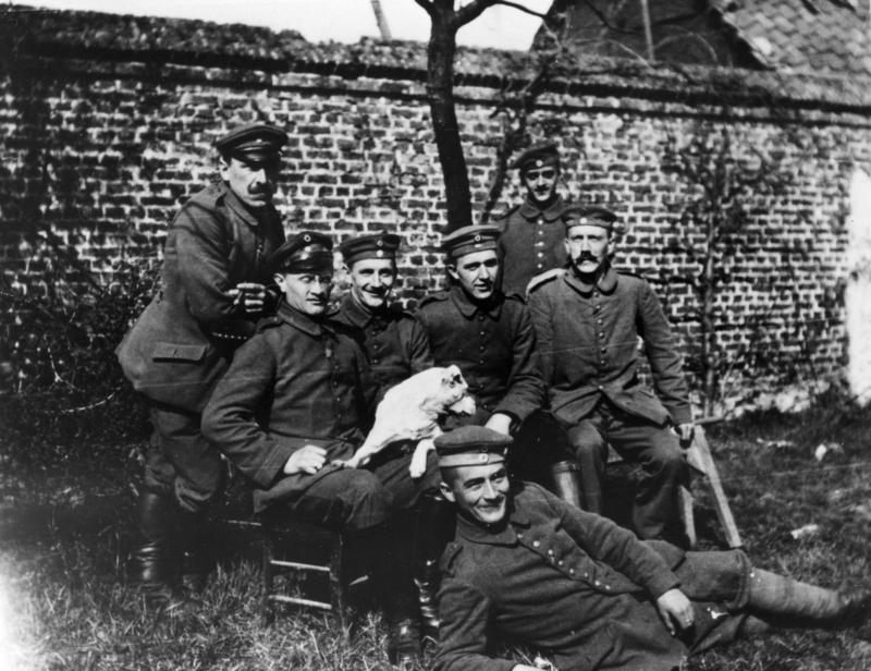 Hitler, a la derecha, y varios compañeros de armas, en 1914, al iniciarse la Primera Guerra Mundial.