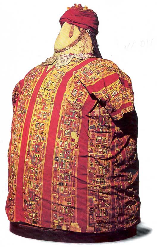 Fardo funerario con cabeza falsa realizada con fibras textiles.