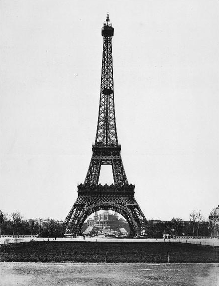 La torre Eiffel de París. Fue construida en 1889, en hierro, por el ingeniero francés Alexandre Gustave Eiffel con diseño de los ingenieros Maurice Koechlin y Émile Nouguier.