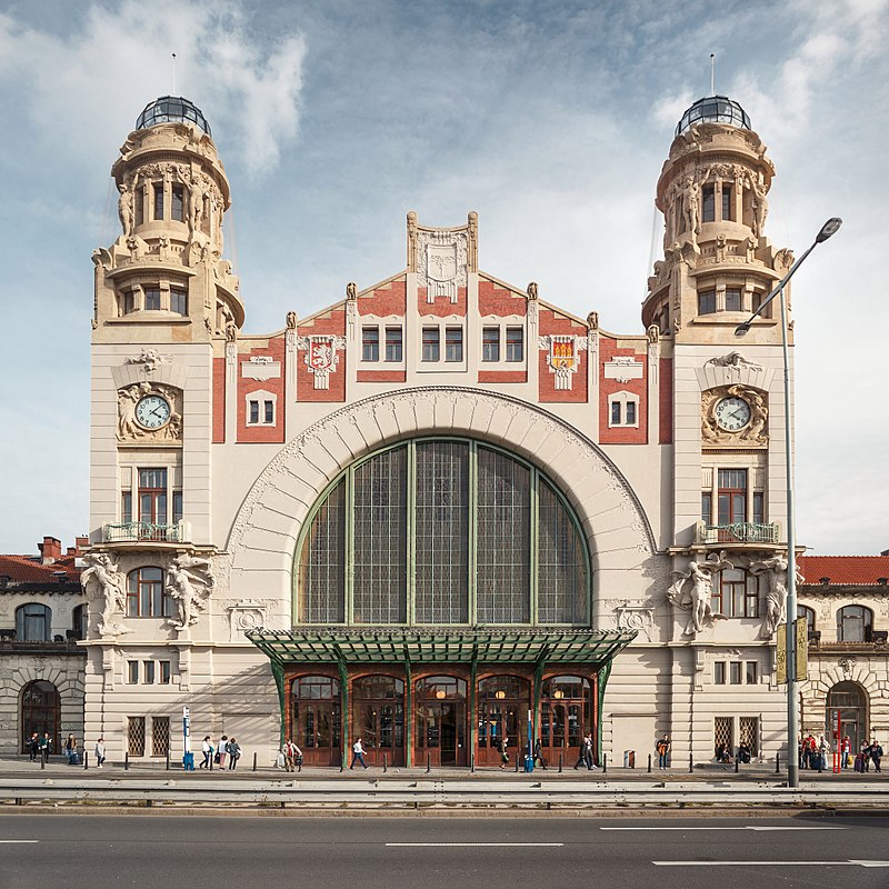 Fachada del edificio de la estación central de Praga. Fue construida en 1909 por el arquitecto Josef Fanta.