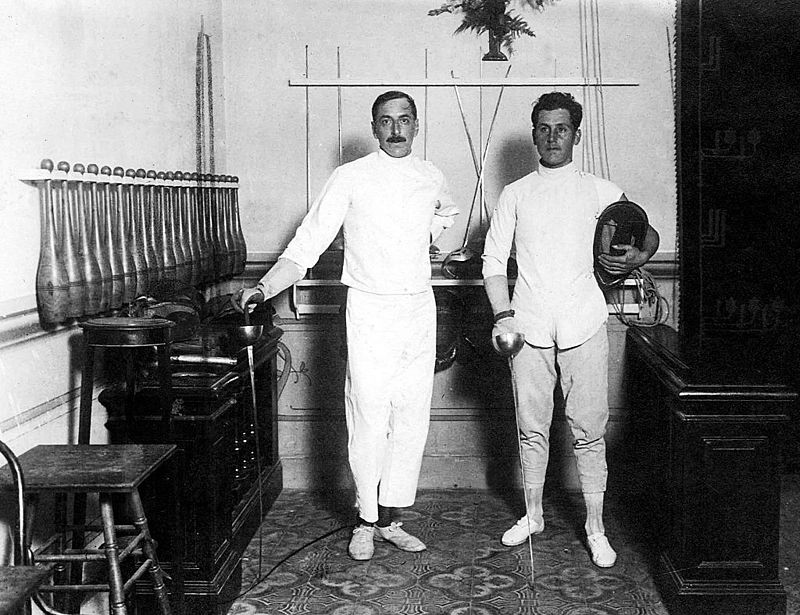En 1918 Perón fue campeón militar y nacional de esgrima. En esta foto, publicada en Caras y Caretas en 1921, se lo ve junto a su profesor, Ángel Arias.