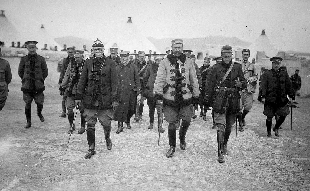 El general Manuel Fernández Silvestre junto con otros oficiales del ejército español en las proximidades de Melilla, en febrero de 1921. Silvestre murió poco después durante el desastre de Annual.