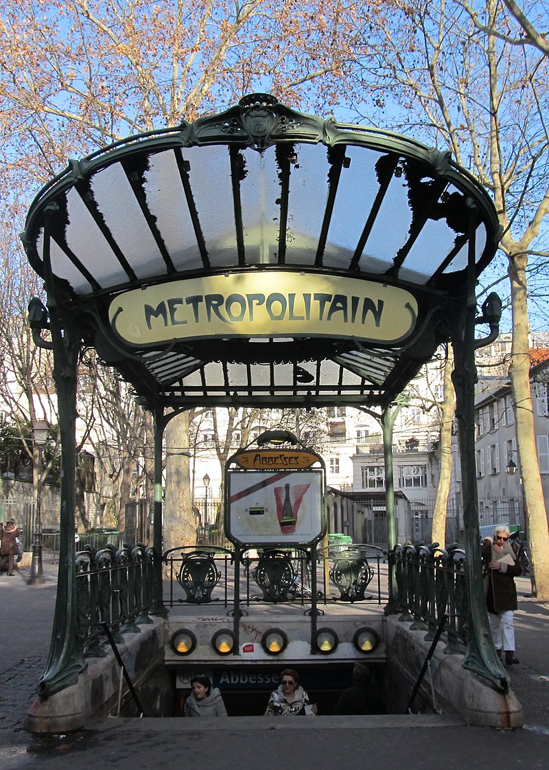 Ornamentación y mobiliario del metro de París. Es una obra del arquitecto Hector Guimard. En la imagen se puede ver el acceso de la estación Abbesses.