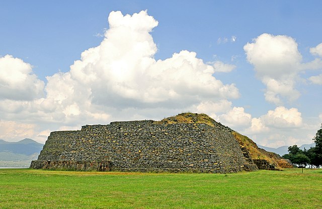 Ruinas de una yácata, estructura de uno de los principales templos de Tzintzuntzan, la capital del reino purépacha.