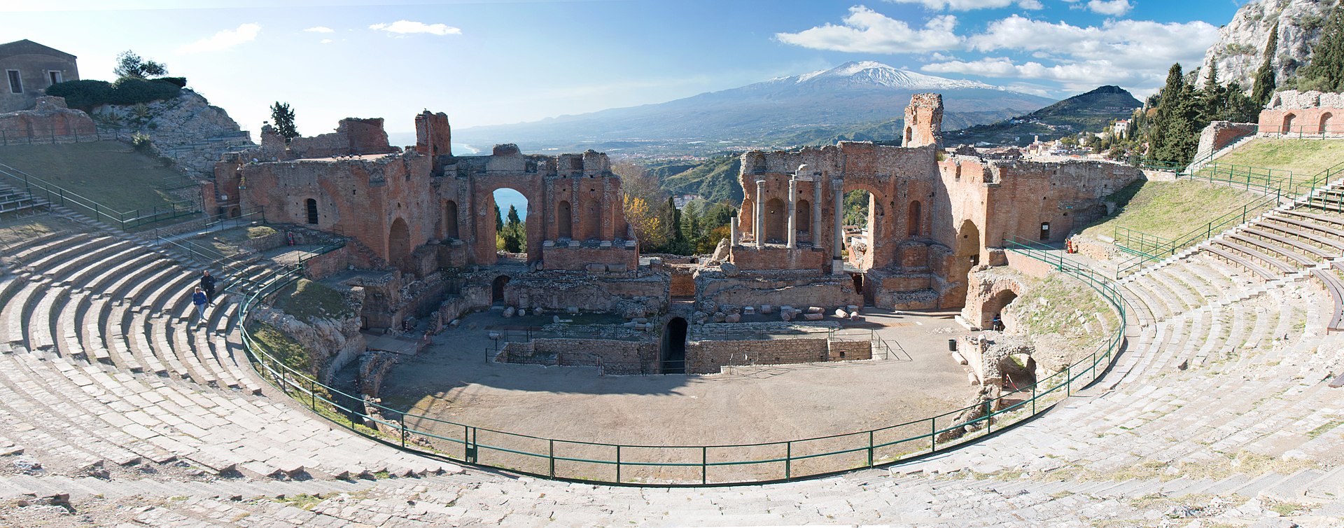 En el antiguo teatro griego de Taormina, construido durante el siglo IV a.C. en Sicilia, se continúan realizando espectáculos en la actualidad.