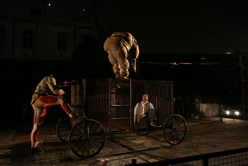 Representación de una escena de Ubu rey, obra del francés Alfred Jarry por la Escuela Nacional de Drama Delhi, India.