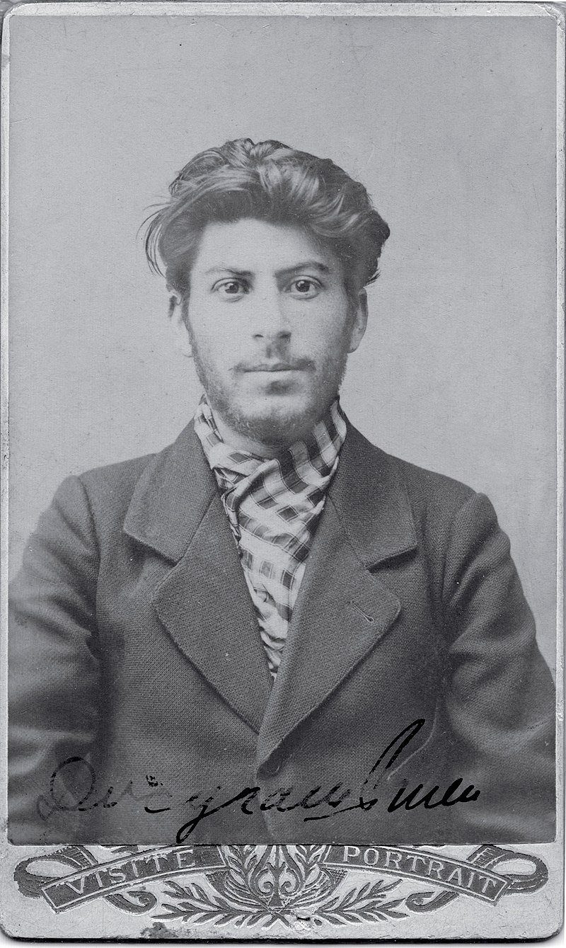 Fotografía de Stalin en 1902, cuando tenía 23 años.