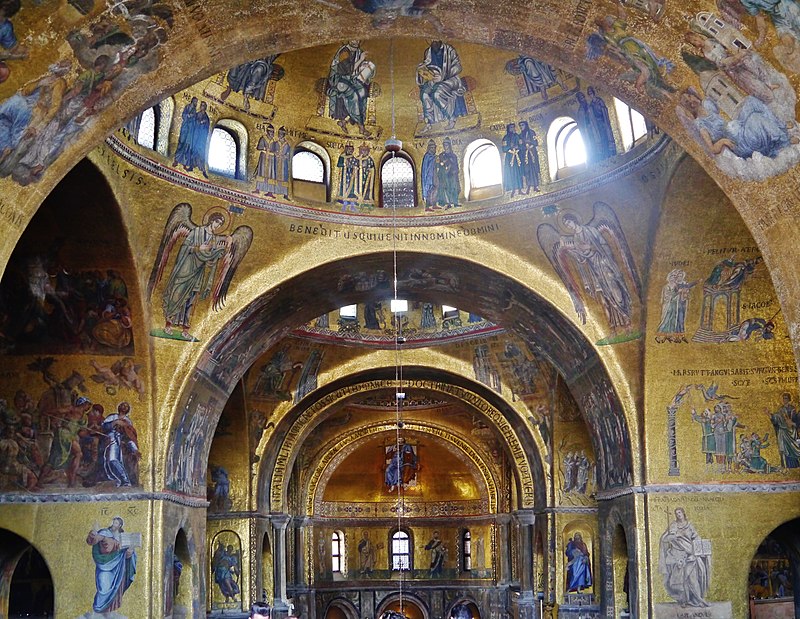 Interior con cúpulas recubiertas de mosaicos de la Iglesia de San Marcos, Venecia.