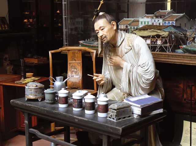 Recreación de una ceremonia del té en el Museo de Fuk Tak Chi. Esta escena representa el Li, es decir, el buen comportamiento o destreza de una persona al llevar a cabo el ritual del té.