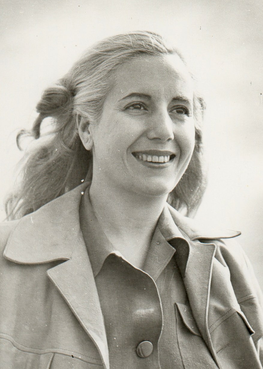 Evita en 1948, cuando empezó a decolorarse el cabello en busca de un rubio que le resaltara las facciones. Fotografía tomada por Pinélides Aristóbulo Fusco.
