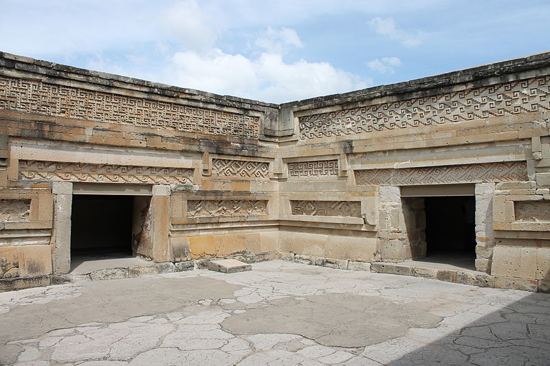 Muros decorados con mosaicos de piedra en forma de grecas (edificación situada en la ciudad de Mitla).