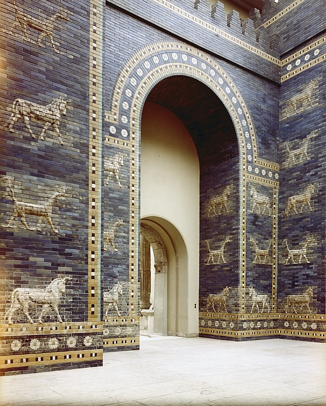 Puerta de Ishtar reconstruida. Perteneciente a las murallas interiores de la ciudad de Babilonia, se conservan en el Museo de Pérgamo en Berlín, Alemania.