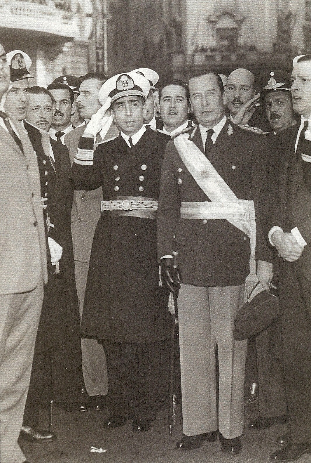 Asunción de Pedro Eugenio Aramburu como presidente de facto, el 13 de noviembre de 1955. A su lado, el vicepresidente, al almirante Isaac Rojas.
