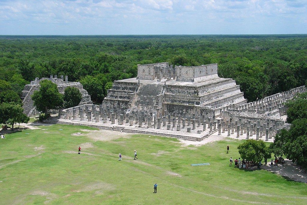 Ruinas del Templo de los guerreros y el Templo de las mil columnas, en la ciudad maya de Chichén Itzá, construida durante el siglo V.