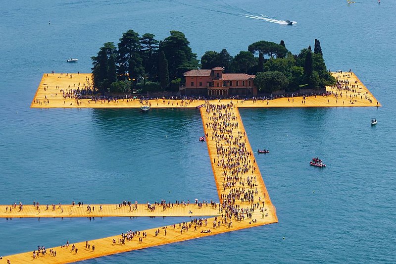 Los puentes flotantes, 2016, intervención del paisaje realizada por los artistas Christo y Jean-Claude, isla de San Paolo, Lago Iseo, Italia.